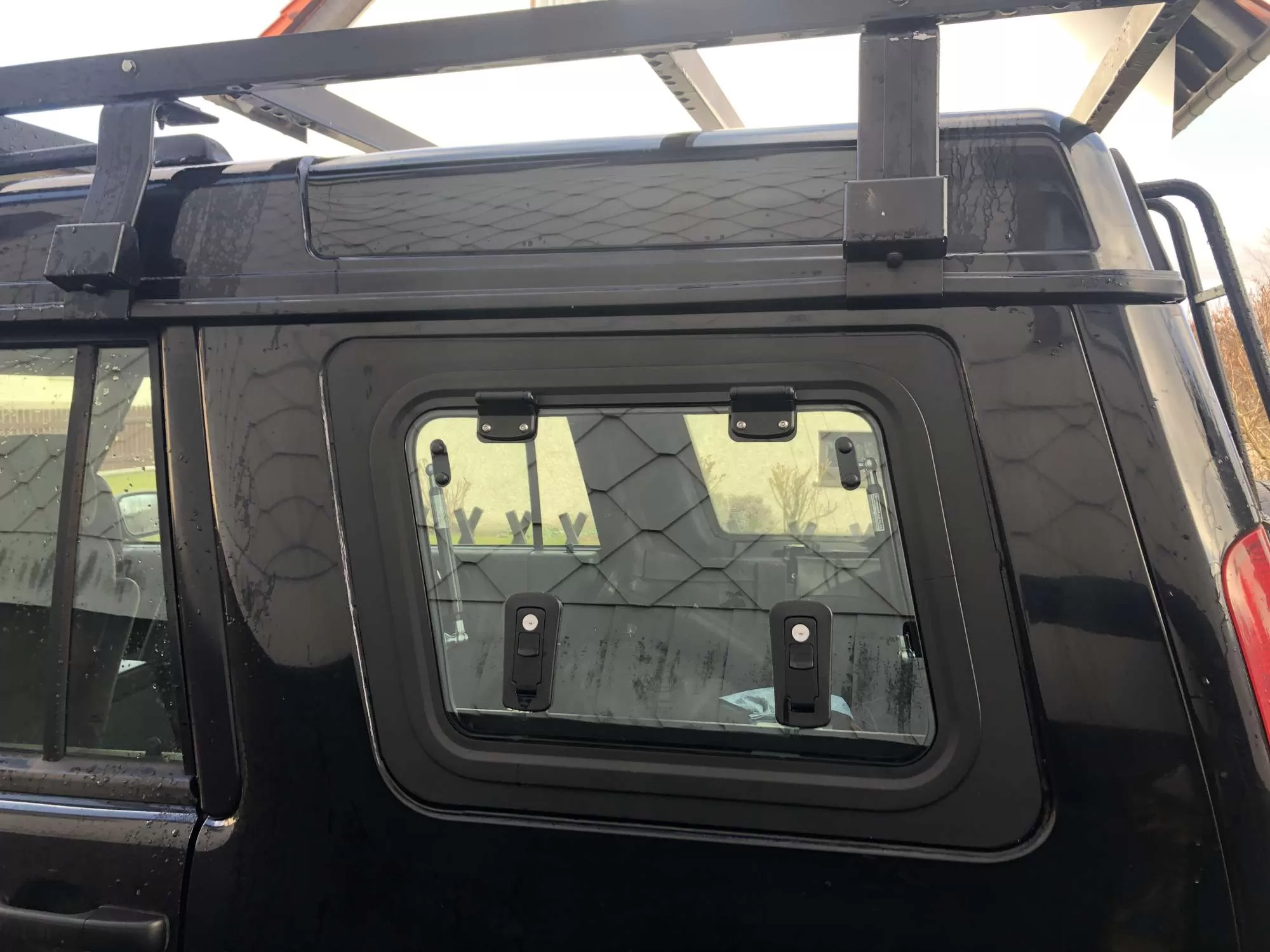 Explore Glazing gullwing window Land Rover Discovery II