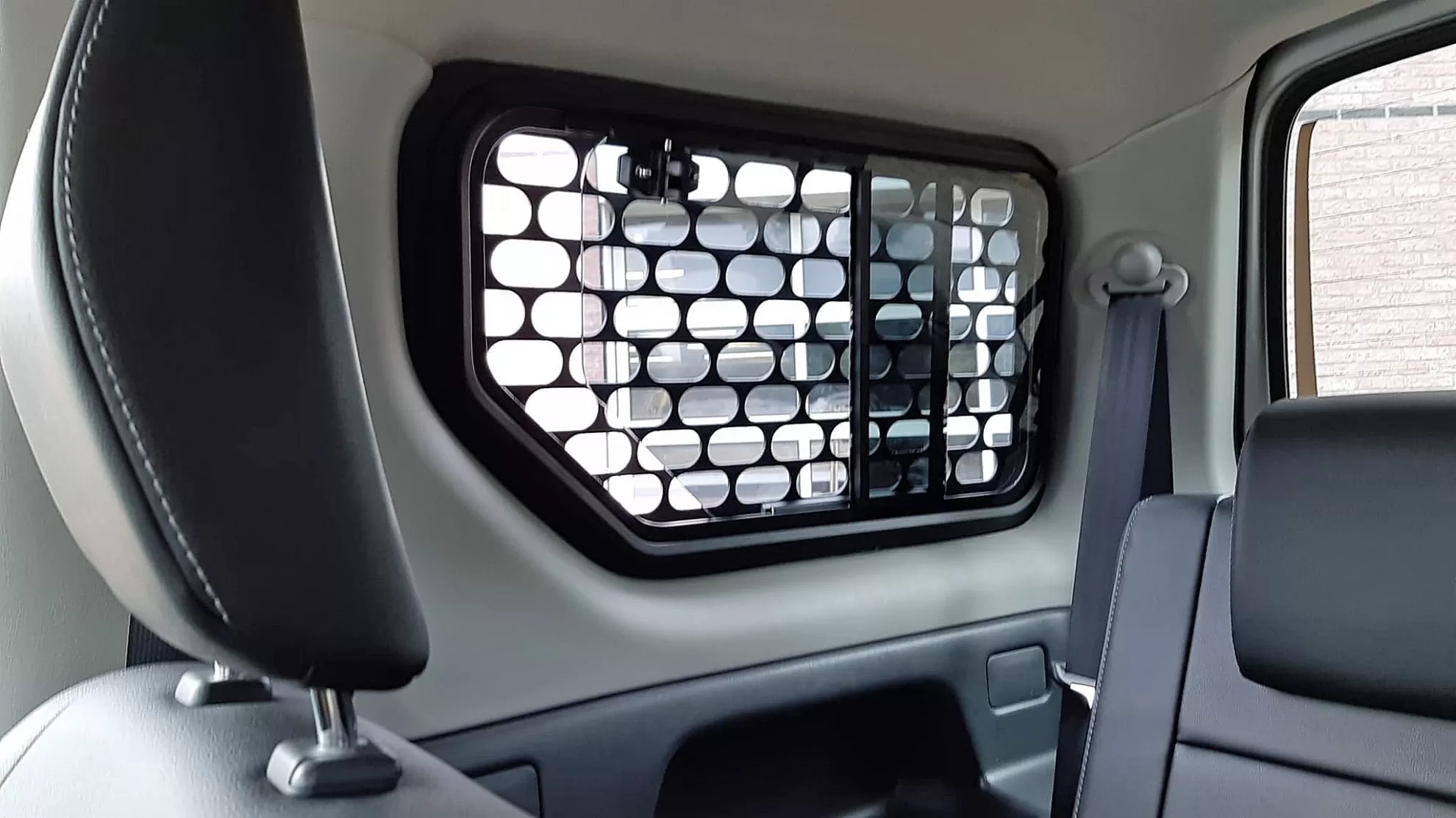 Sliding window installed in a Suzuki Jimny FJ (JB43)