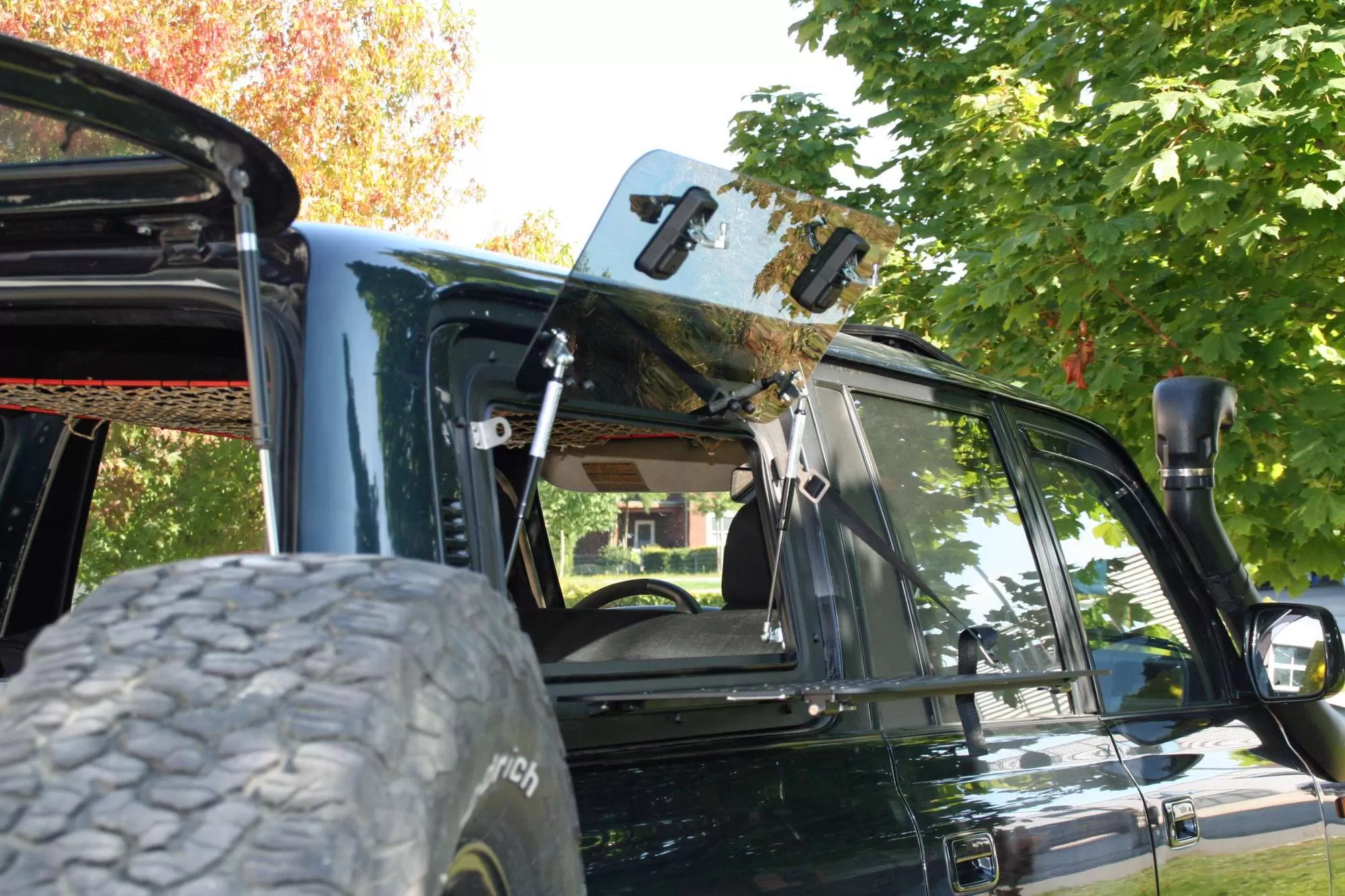 Gullwing window glass version on a Toyota Land Cruiser 80