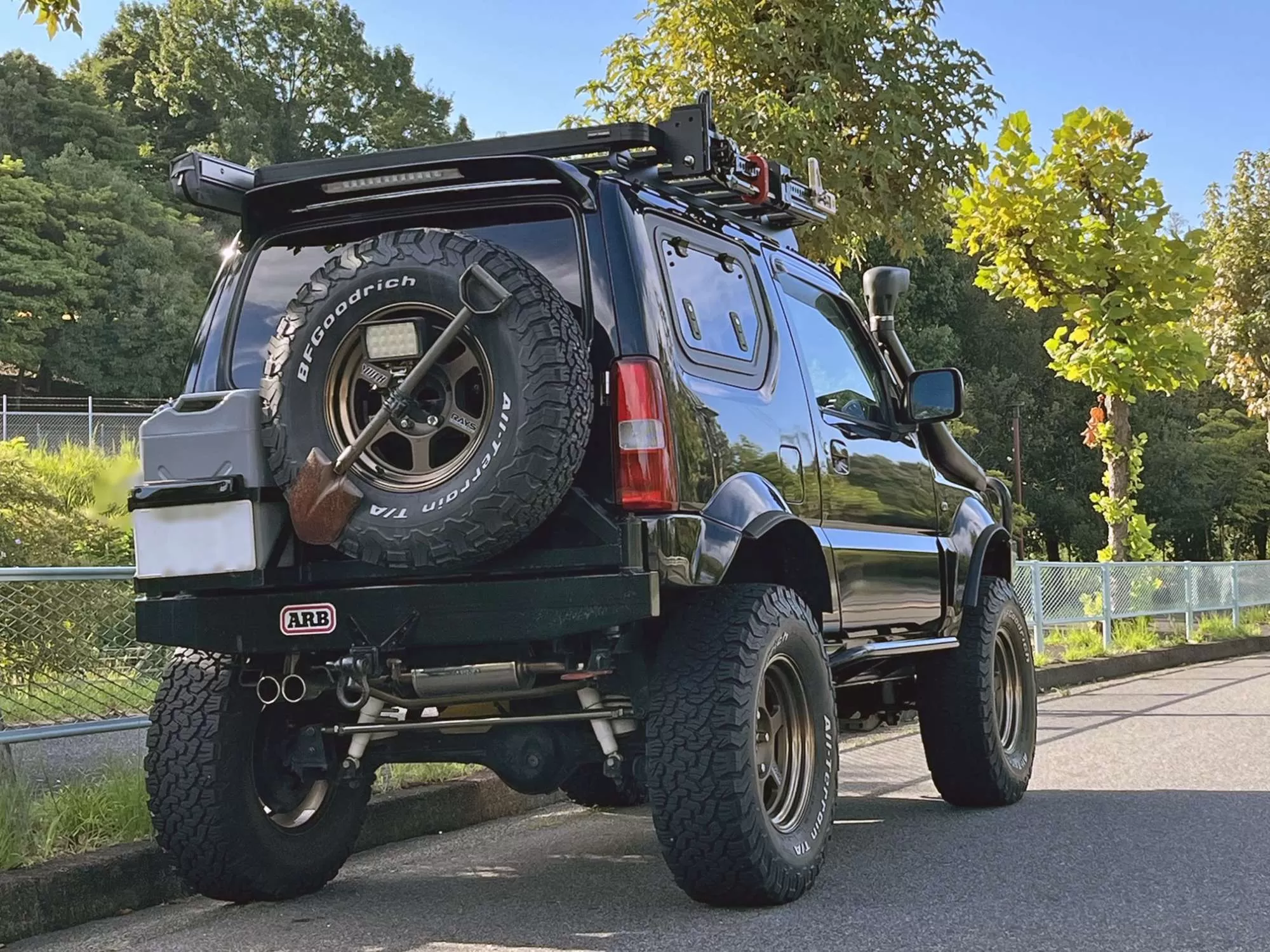 Elegant glass gullwing window on Suzuki Jimny FJ (JB43) offering seamless cargo access