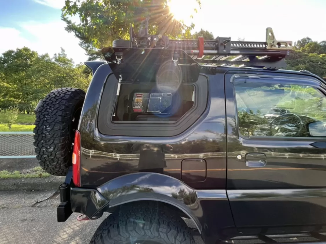 Elegant glass gullwing window on Suzuki Jimny FJ (JB43) offering seamless cargo access