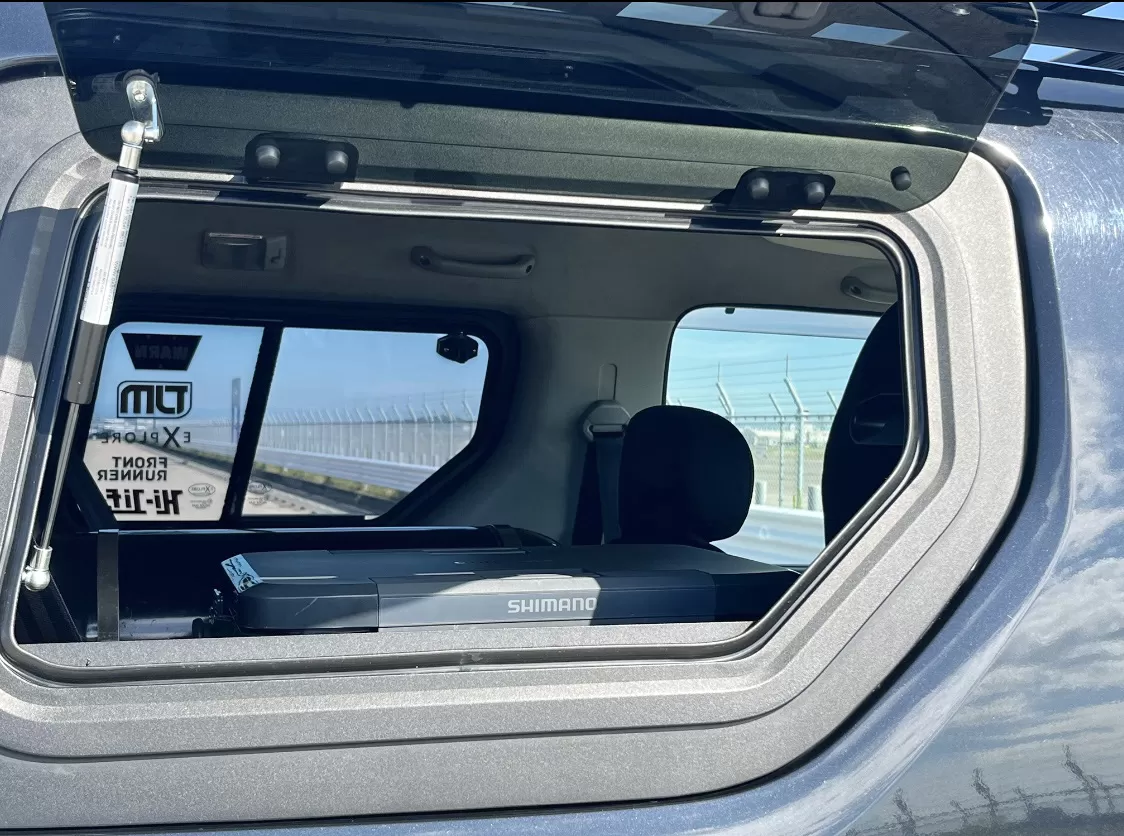 Elegant glass gullwing window on Suzuki Jimny FJ (JB43) offering seamless cargo access
