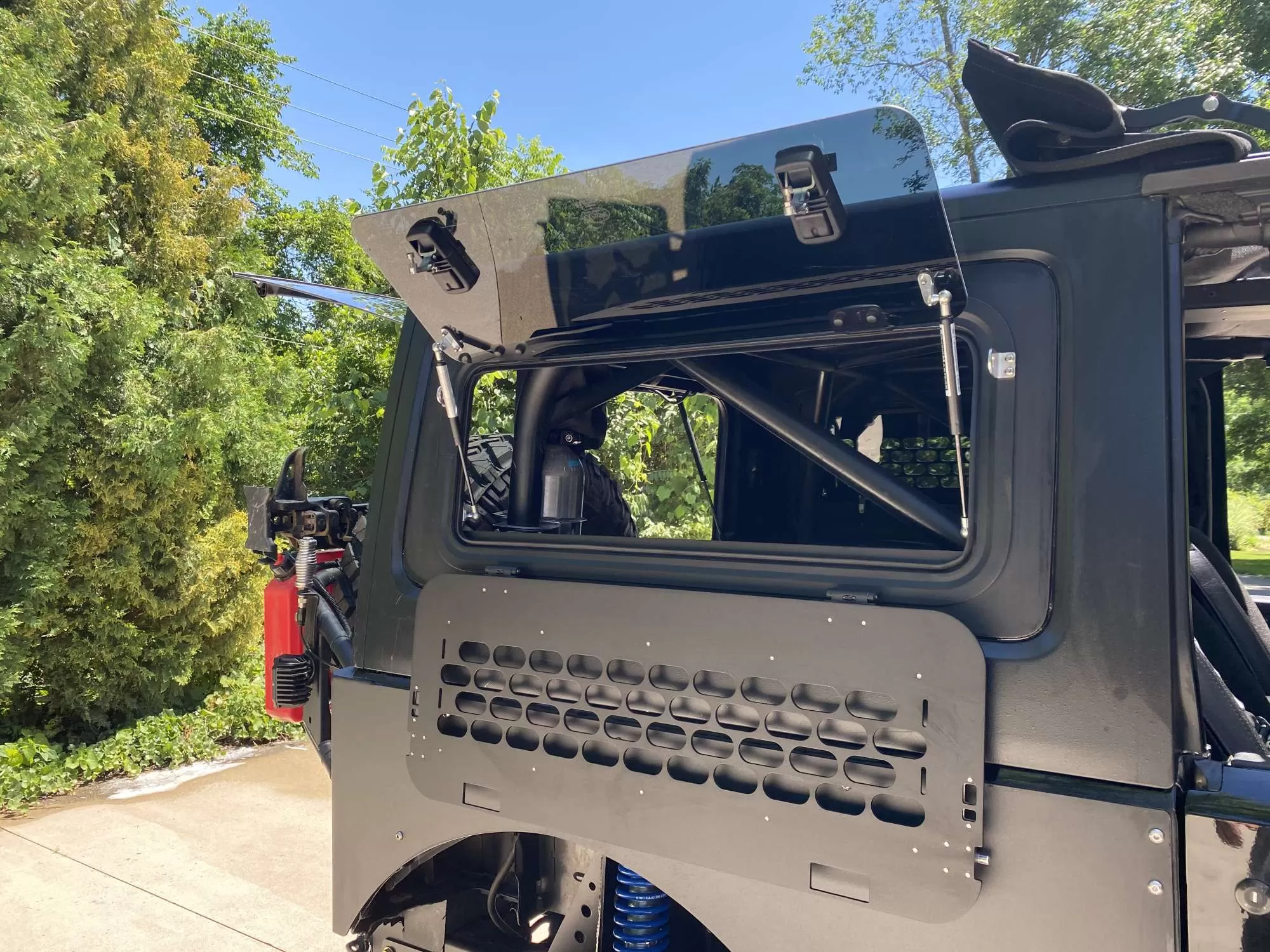 Explore Glazing Jeep Wrangler JK JL 3-door gullwing window with an Explore Overlander fold down table.